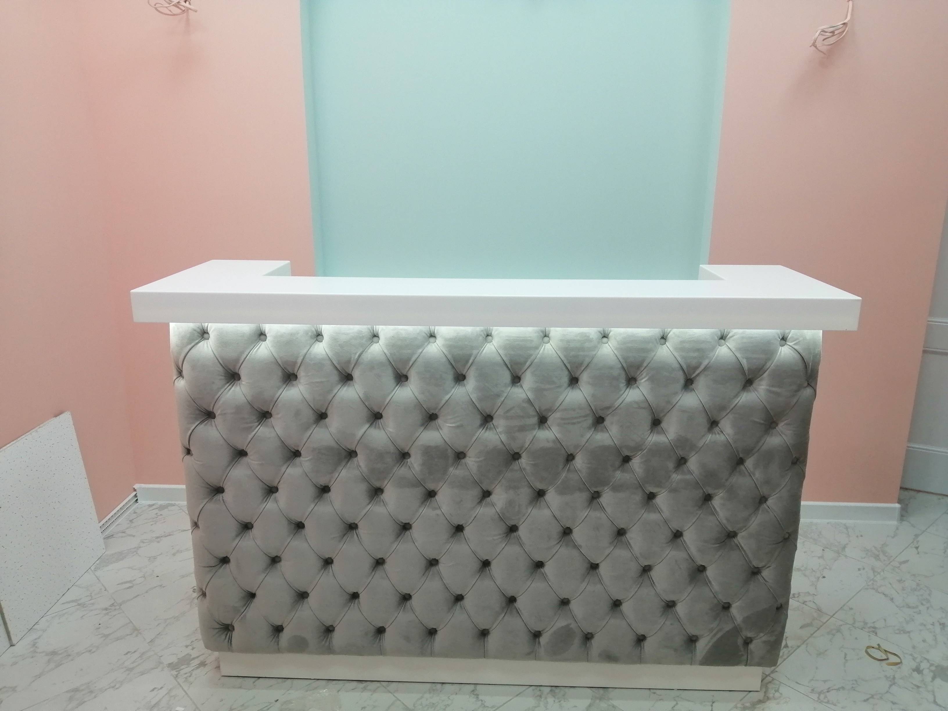 Стойки ресепшн