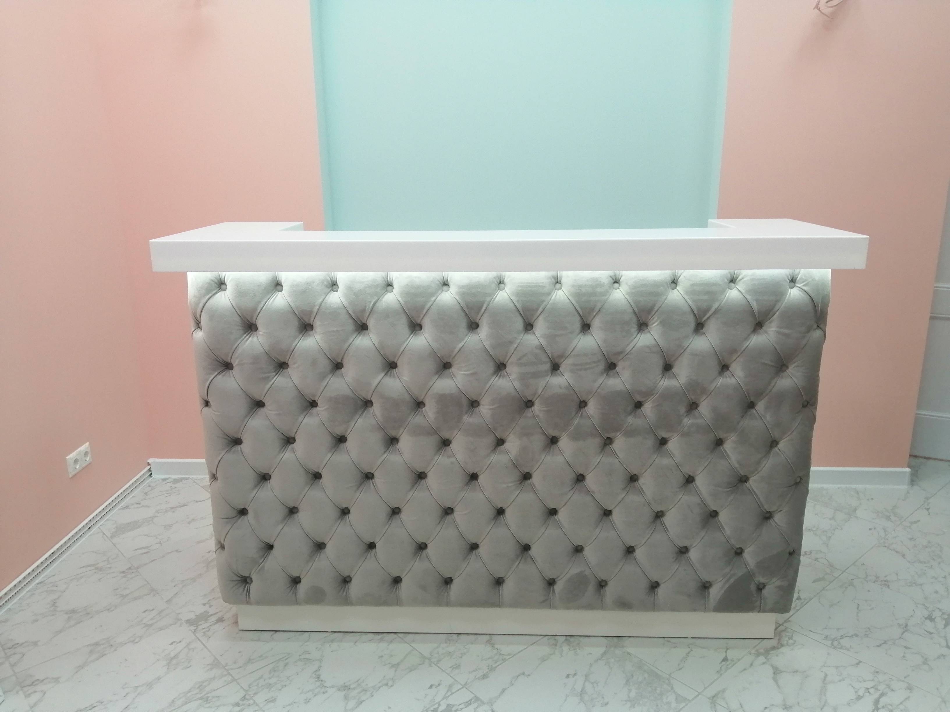 Стойка ресепшн с каретной стяжкой