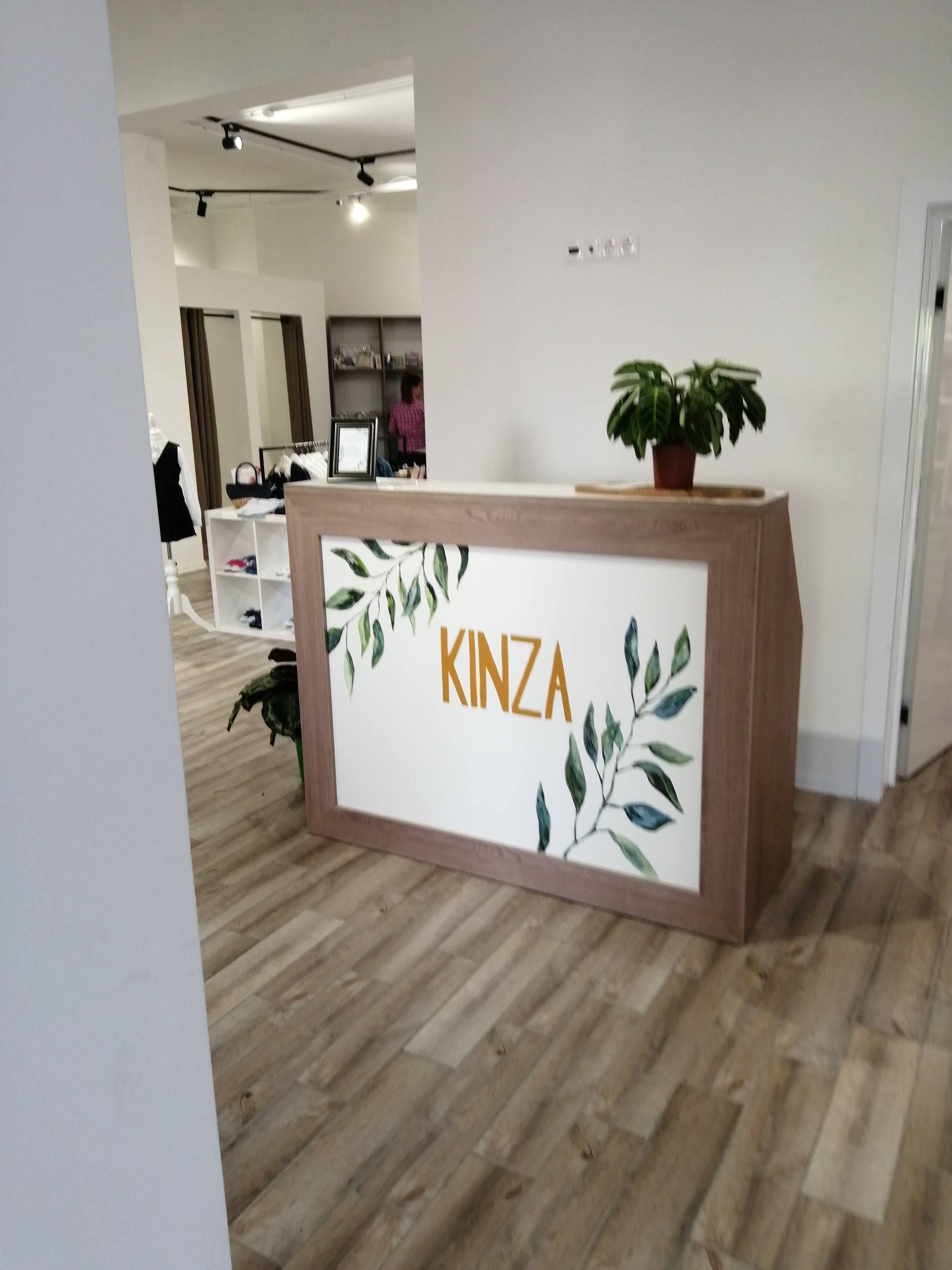 Стойка ресепшн в магазин одежды